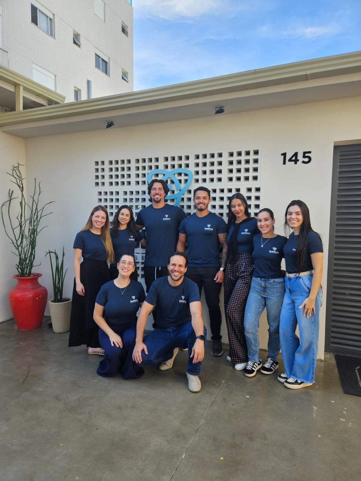 Equipe da Ímpeto em frente à clínica